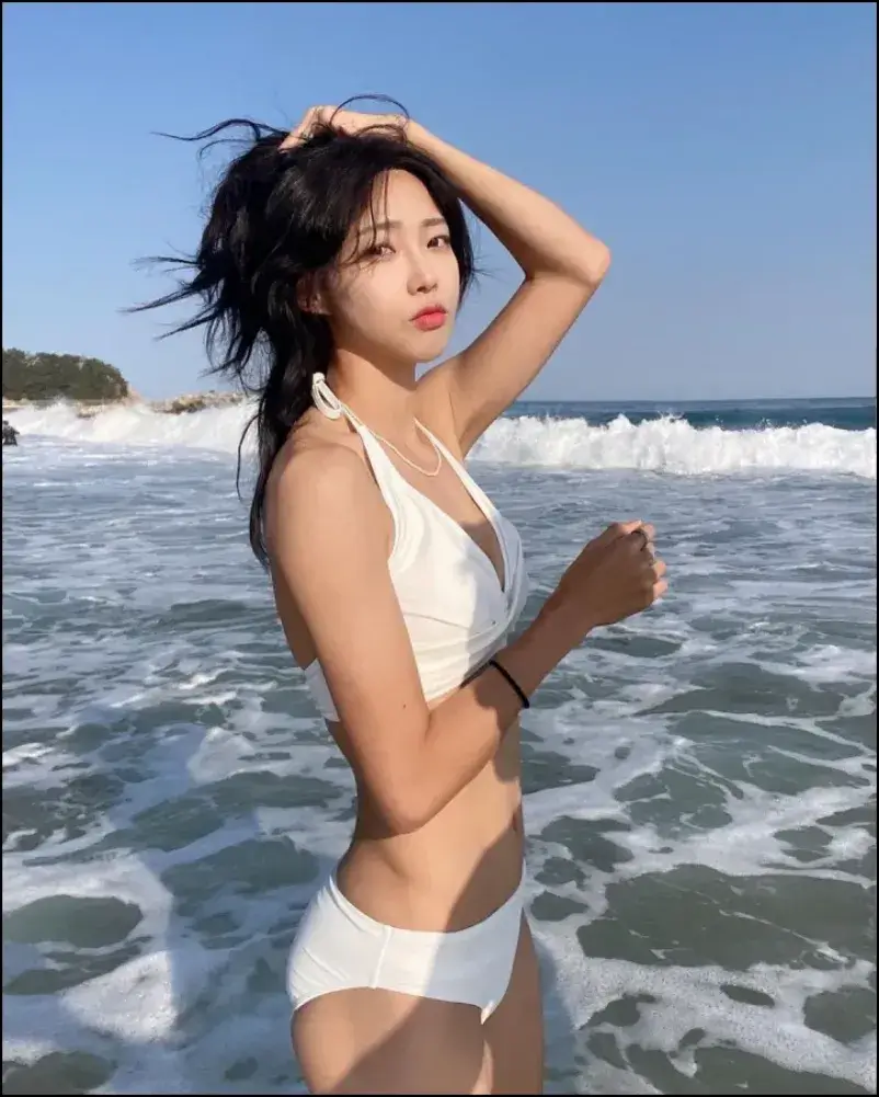 비키니 입고 해변에 서 있는 김민지 선수